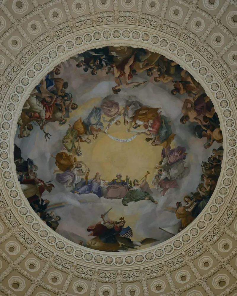 Detail klenební fresky s figurami v oblacích a světlou modrou plochou pozadí